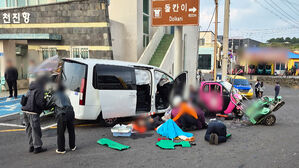 배에서 내린 승합차 돌진&hellip;3명 사망&middot;10명 부상