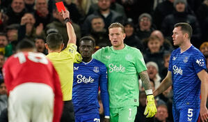 EPL 에버튼 게예, 경기 도중 팀 동료에 손찌검&hellip;'황당 퇴장'