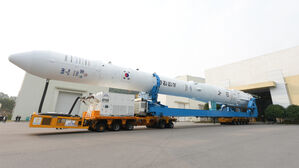 누리호, 10시 42분 발사대 도착&hellip;준비 거쳐 발사대 기립