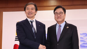 조국, 우 의장 만나 개헌&middot;정치개혁 촉구&hellip;우원식 "적극 다뤄달라"