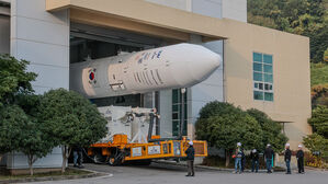 누리호, 기립 완료&hellip;4차 발사 준비 순조로워