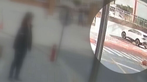 유턴 중 갑자기 속도 높이더니…펜스 뚫고 모녀 덮쳤다