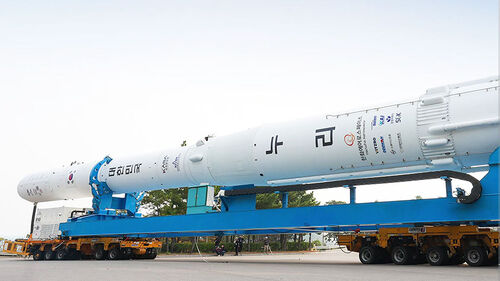 누리호, 우주 향해 다시 우뚝…내일 새벽 발사