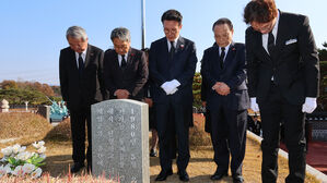5&middot;18 묘역 찾은 김 총리 "정의 세우고 다 잘사는 나라 만들 것"