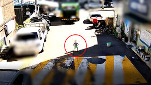 맨발 아기가 도로에&hellip;시민들 덕에 가족 품으로