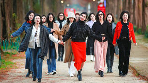 "인생의 두 번째 봄"&hellip;시니어 모델 된 예산 신중년 여성들