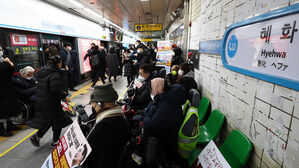 출근길 전장연 탑승시위&hellip;4호선 혜화역 한때 무정차 통과