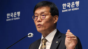 한은 기준금리 2.5%로 4연속 동결&hellip;'낮추면 환율&middot;집값 뛸 수도'