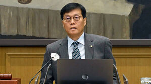 한은, 내년 경제성장률 전망치 1.6→1.8% 상향 조정