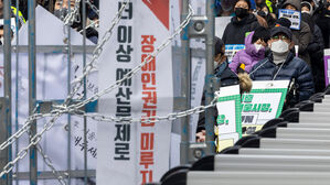 시설거주 장애인 6% "전화&middot;돈 못 써"&hellip;"신체&middot;성적 학대"도