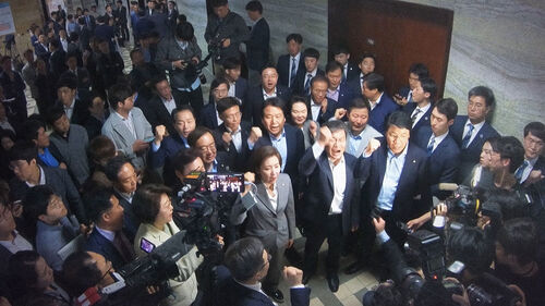 패스트트랙 충돌 벌금형에 항소 포기…"정치검찰 자백"