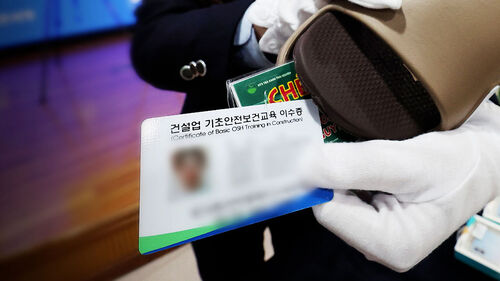 수상한 슬리퍼 밑창 들추자 이게 왜?…줄줄이 쏟아졌다