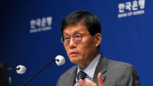 한국은행, 올해 성장률 1%로 상향&hellip;금리 동결 이어지나
