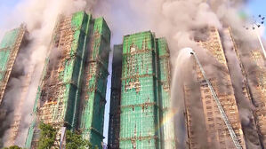 순식간에 '활활'&hellip;불쏘시개 된 '대나무 발판&middot;그물망'