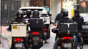 실직 후 생계 걱정&hellip;"당장 일자리" 배달 뛰어든 4050대