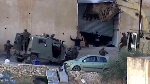 무릎 꿇었는데 발길질…항복하는 사람을 잔혹 살해했다