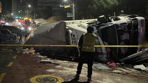 금천구 내리막길서 냉동탑차 전도&hellip;운전자 숨져