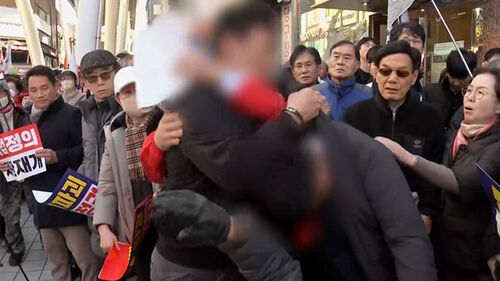 연단서 계엄 반성 꺼내자 "내려와"…몸싸움 벌어진 순간