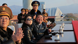 김정은 "공군에 새 전략자산&hellip;핵전쟁억제력 일익 담당"