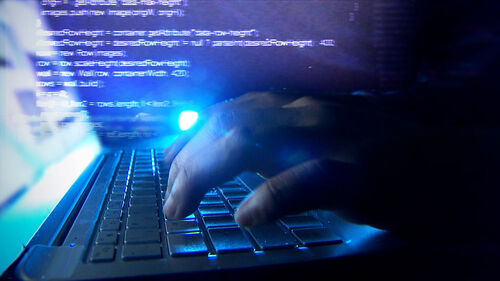 "퇴사 직원이 어떻게" 의문투성이…서명 키 뭐길래