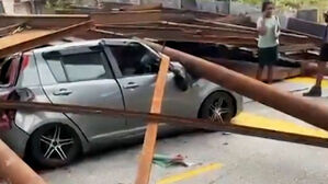 도로로 갑자기 와르르&hellip;멀쩡히 달리다가 날벼락 맞았다