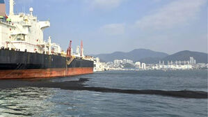 부산 감천항서 오염 물질 '검댕' 45㎏ 유출한 유조선 적발