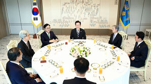 이 대통령, 조희대 등 5부 요인 오찬&hellip;"모두 헌정질서 지킬 책임"