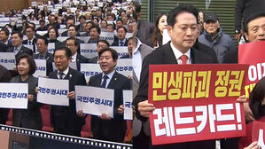 더 극명하게 갈라진 정치권&hellip;'정치 복원' 방법은?