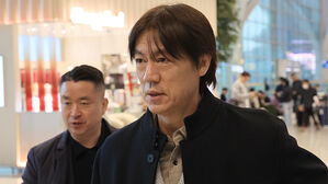 홍명보 감독, 조추첨 참석차 미국 도착&hellip;"최상 시나리오 예측불가"