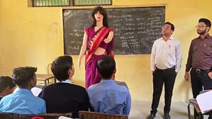 40만 원 들여 해냈다&hellip;인도 고3이 만든 로봇 교사 보니