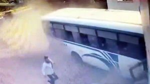 1초만 늦었어도&hellip;버스 갑자기 방향 틀더니 건물로 돌진