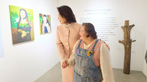 김혜경 여사, 발달장애 화가 정은혜 전시 관람&hellip;"용기&middot;열정에 감동"