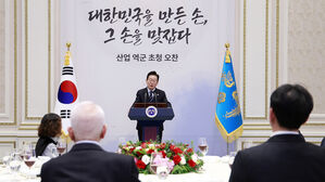 이 대통령, 산업 역군들과 오찬&hellip;"일터서 죽는 분 없어야"