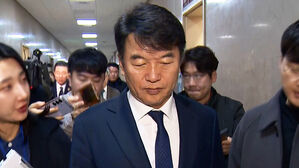 '현지 누나' 파문 김남국 사퇴&hellip;문진석은 "송구"