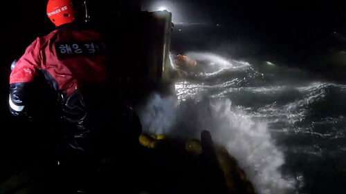 칠흑같은 밤바다 "여전히 실종 상태"…선장은 어디에