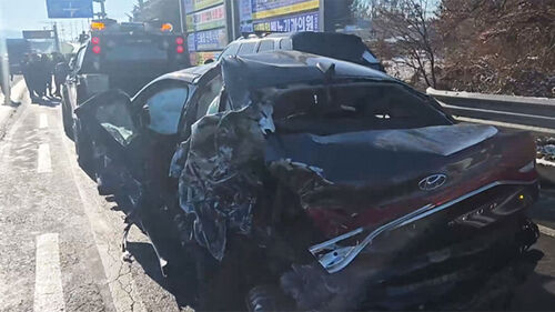 14톤 트럭이 쾅…"앞뒤가 종잇장처럼" 13명 부상