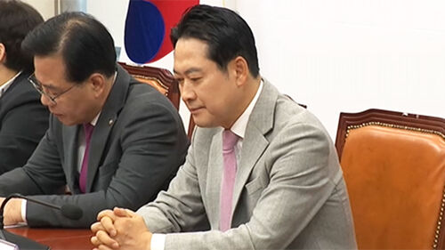 장동혁, 두 손 모으고 고개 푹…7분간의 면전 직격