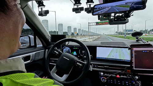 좁은 골목길도 알아서 척척…국산차는 어디까지?