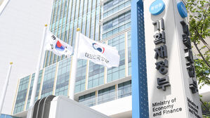 내년부터 연간 10만 달러까지 업권 구분 없이 무증빙 해외송금