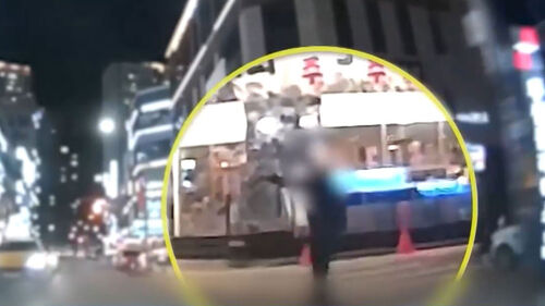 갑자기 튀어나와 손짓…찰나 숨었다가 딱 걸렸다