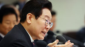 이 대통령 "종교단체 정치 개입&hellip;반사회적 행위 재단 해산시켜야"