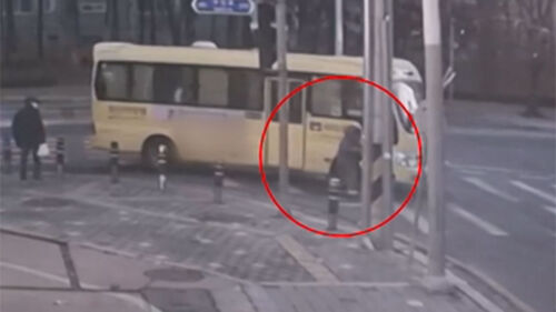 우회전 학원 버스에 쾅…킥보드 탄 초등생 참변