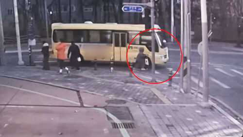 우회전 학원버스에 쾅…킥보드 탄 초등생 숨져