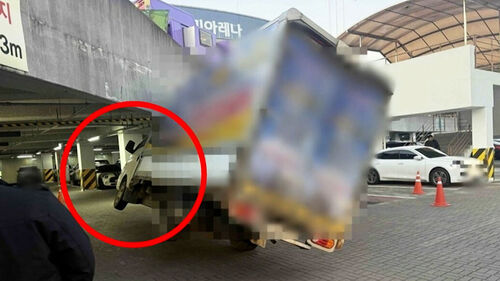 바퀴 들린 채 꼈다…앞만 보고 핸들 꺾다 벌어진 일