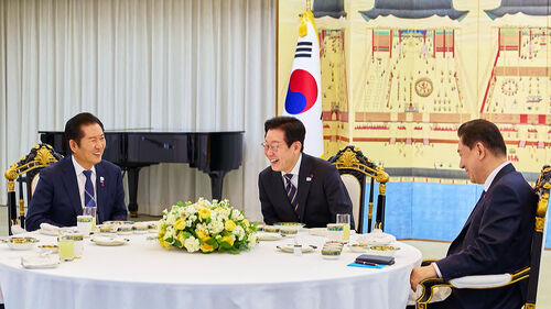 여당 지도부 만난 이 대통령 "개혁입법, 국민 눈높이 맞게"