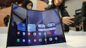 삼성, 두 번 접는 트라이폴드 판매 시작&hellip;매장 대기 줄