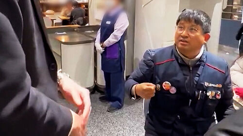 밥 먹으려는데 "조끼 벗어라"…노조 혐오 퍼지자 사과