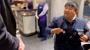 밥 먹으려는데 대뜸 "조끼 벗어라"…논란 커지자 결국