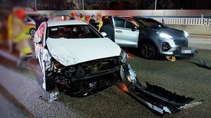 승합차 들이받자 차량들 '연쇄 추돌'&hellip;1명 사망, 1명 중상