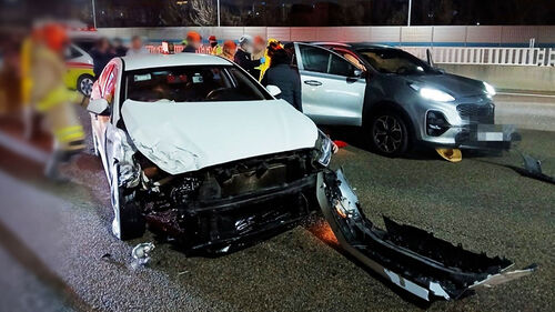 승합차 들이받자 차량들 연쇄 추돌…1명 사망, 1명 중상